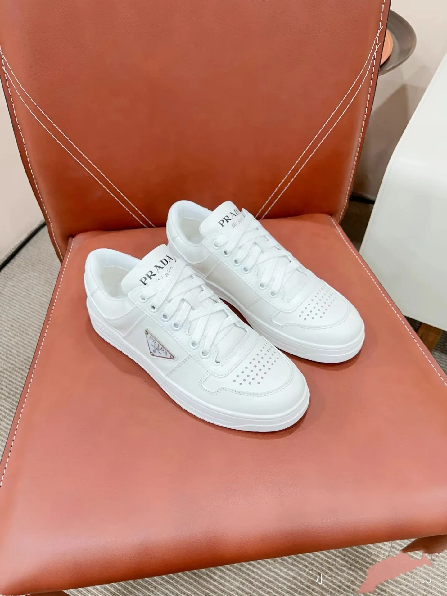 P380 Yuan 38-45 Prada Prada’s new men’s leather sports shoes, the highest version on the market, any comparison is welcome🆚! The original leather has excellent texture and is super high-end! Fetal sheep net lining imported from Italy, removable pad! Luxurious materials and fine workmanship, highly recommended!